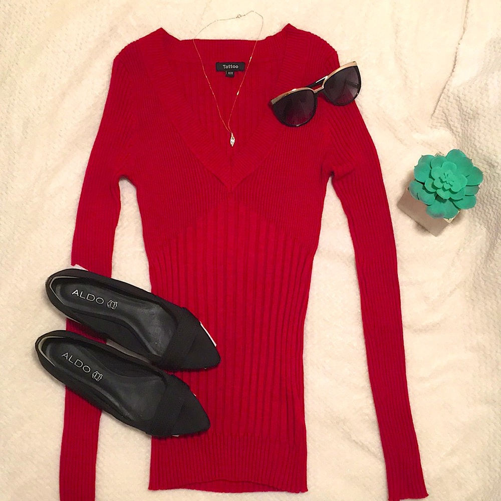 Winter/Fall V-neck sweater. Tattoo. Size US M. Colour Red. Very good condition